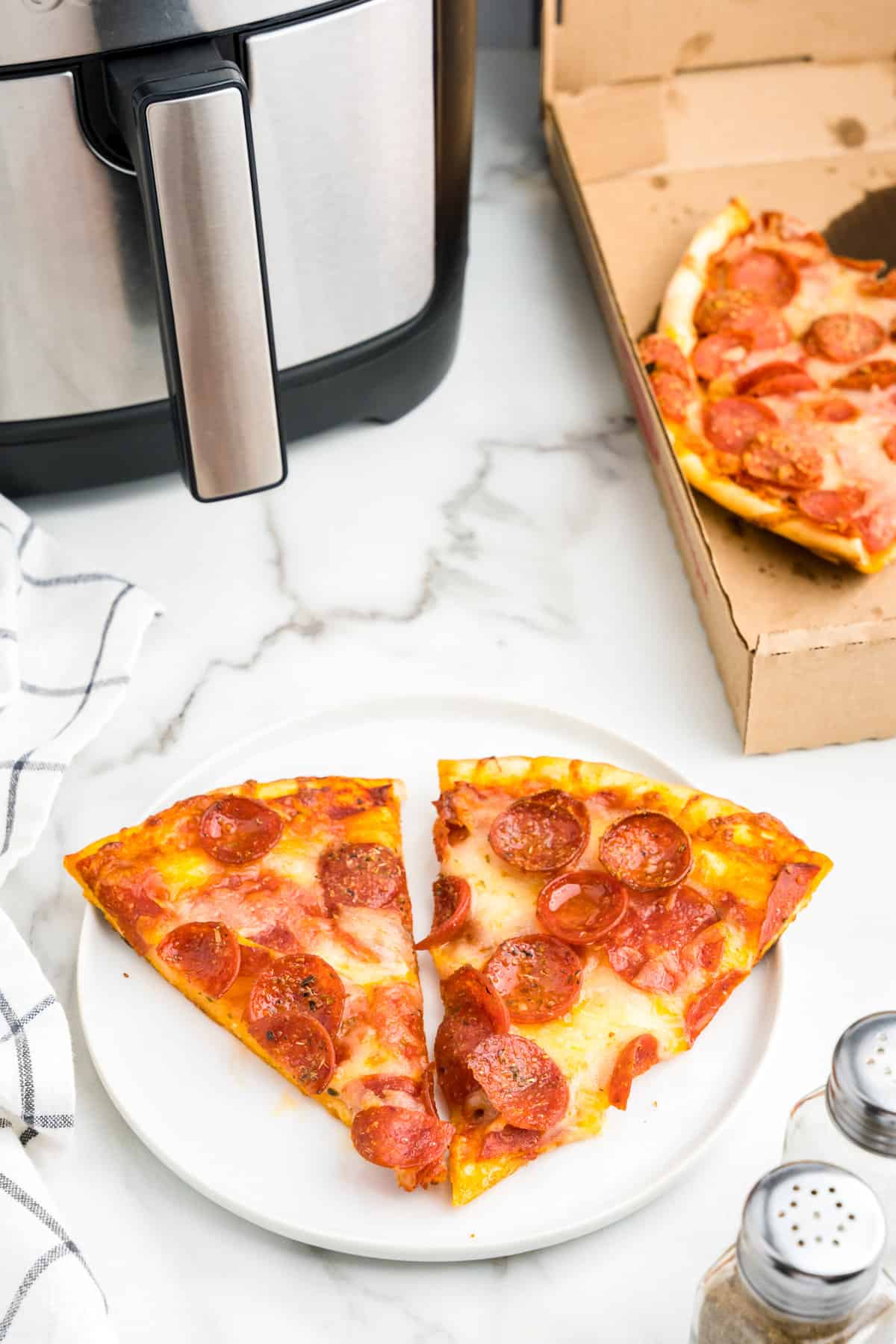 https://www.julieseatsandtreats.com/wp-content/uploads/2023/12/Reheat-pizza-in-air-fryer-14-of-22.jpg