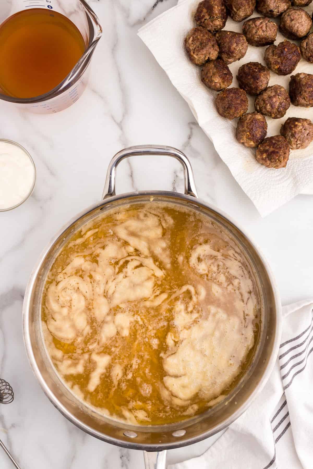 Making gravy in skillet