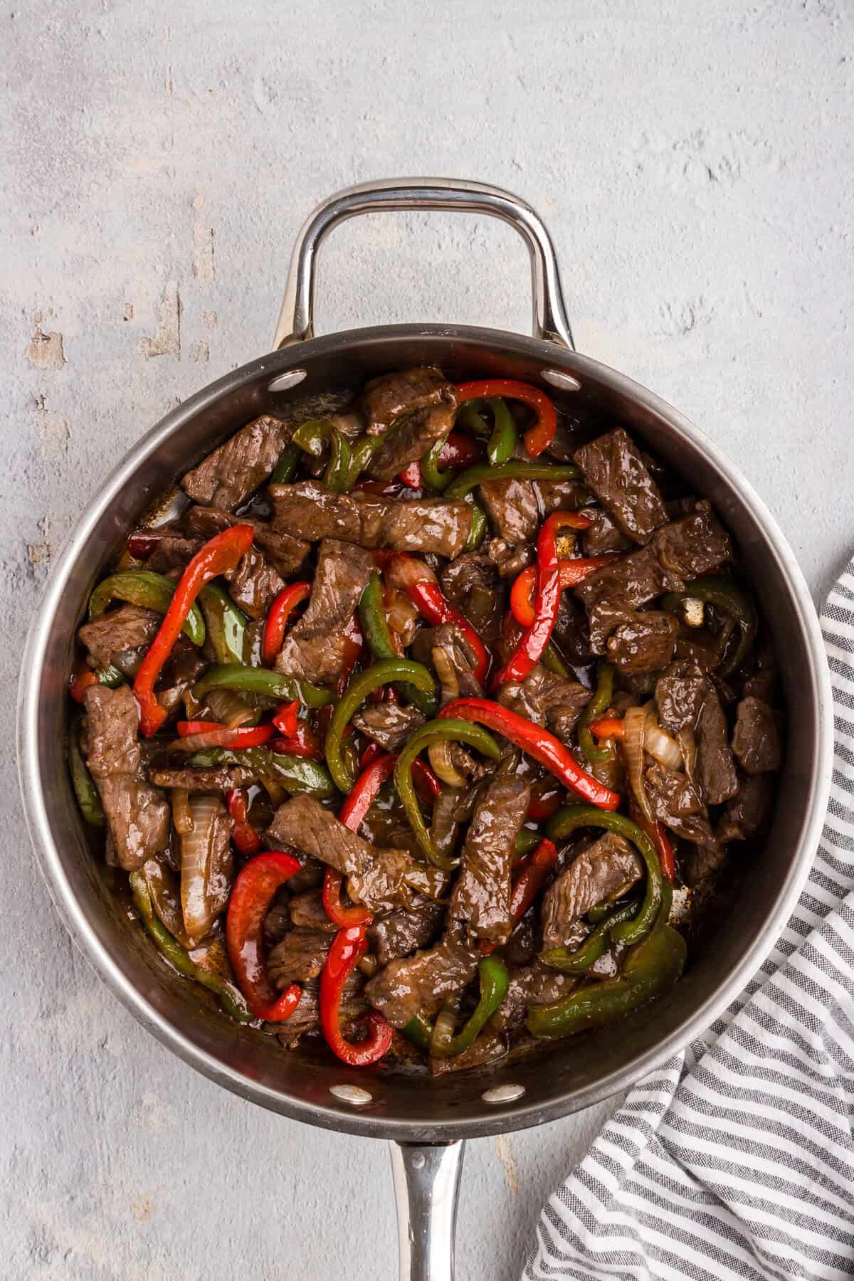 Overhead picture of completed pepper steak in a pan.