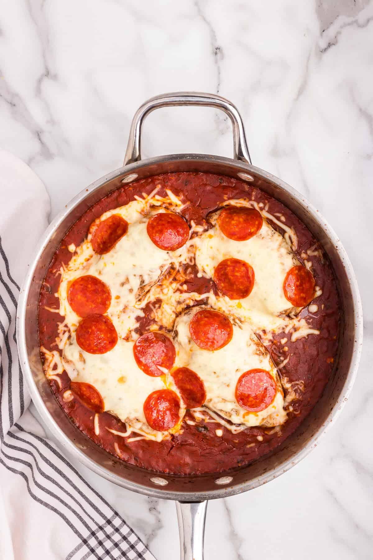 Overhead picture of completed pizza chicken in a pan.